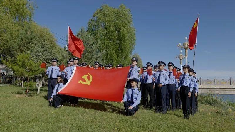 逃离残破的船只